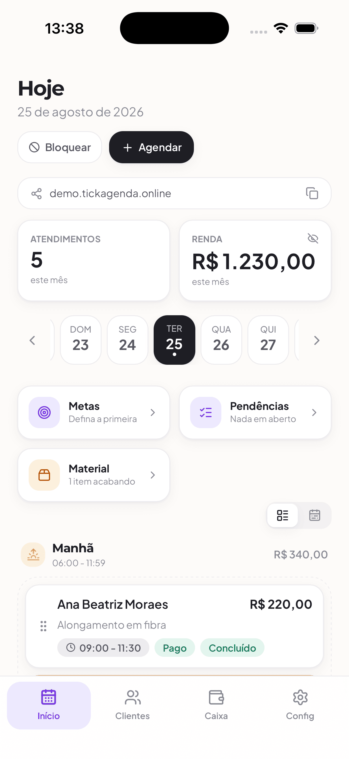 A agenda do dia no Tick, com os atendimentos do dia, horário, valor e situação do pagamento